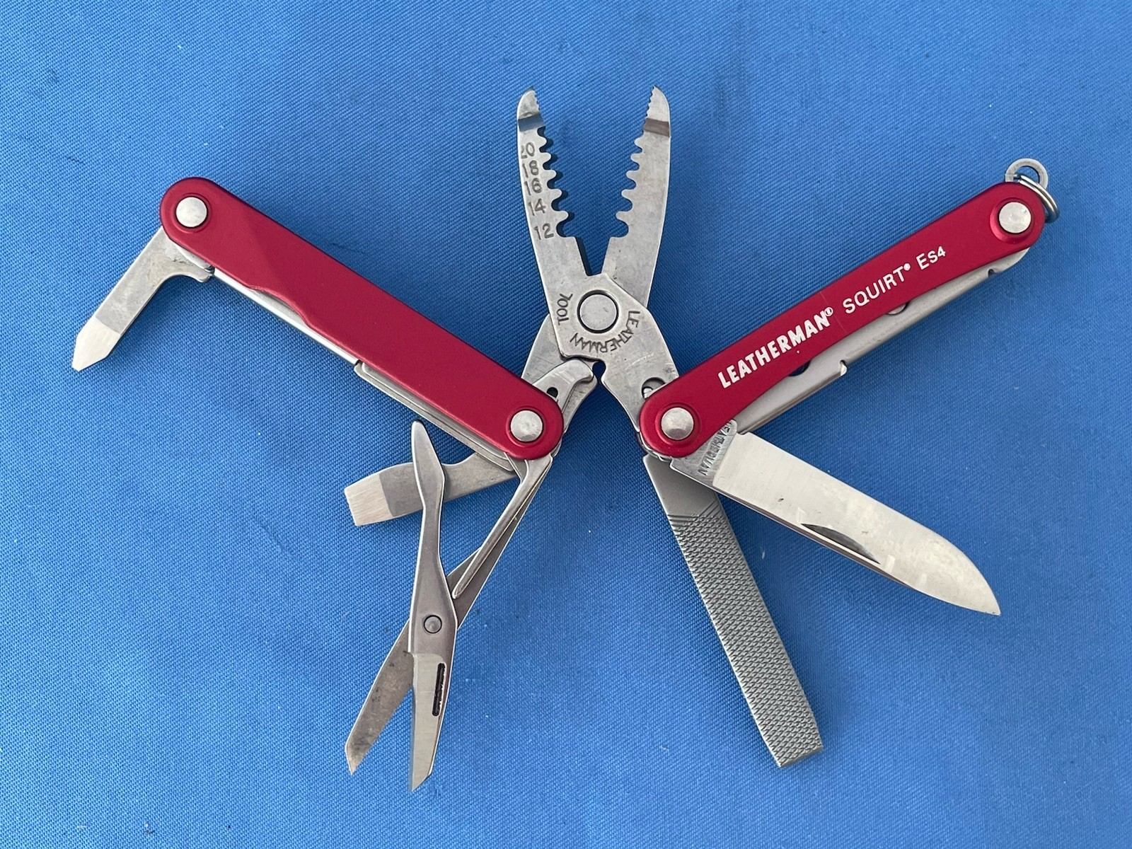 Leatherman Squirt ES4 Multi Tool Knife Wire Stripper New In The Box Red