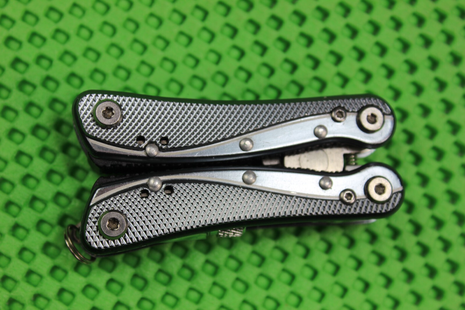 Columbia Multi-tool w/ Pliers, Blades and Light – Backpacker, Hiker and Campers