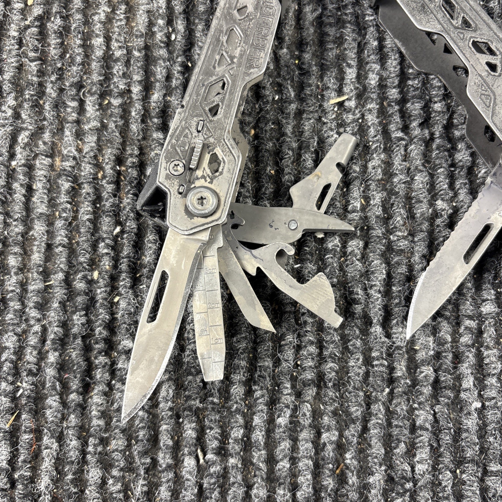 One Gerber Truss 17-in-1 Pliers Multi Tool TSA – Gray (015)