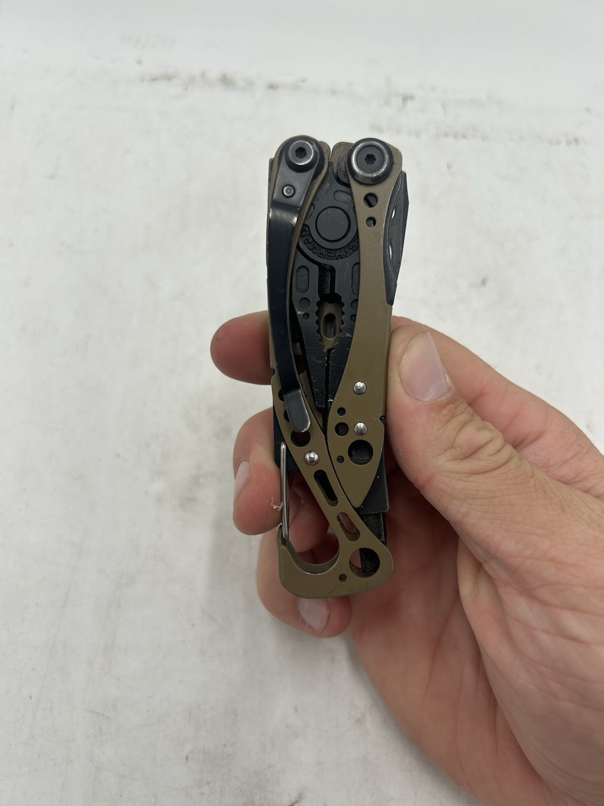 LEATHERMAN Skeletool Multi Tool – Combo Edge Blade Knife Pliers Carabiner (READ)