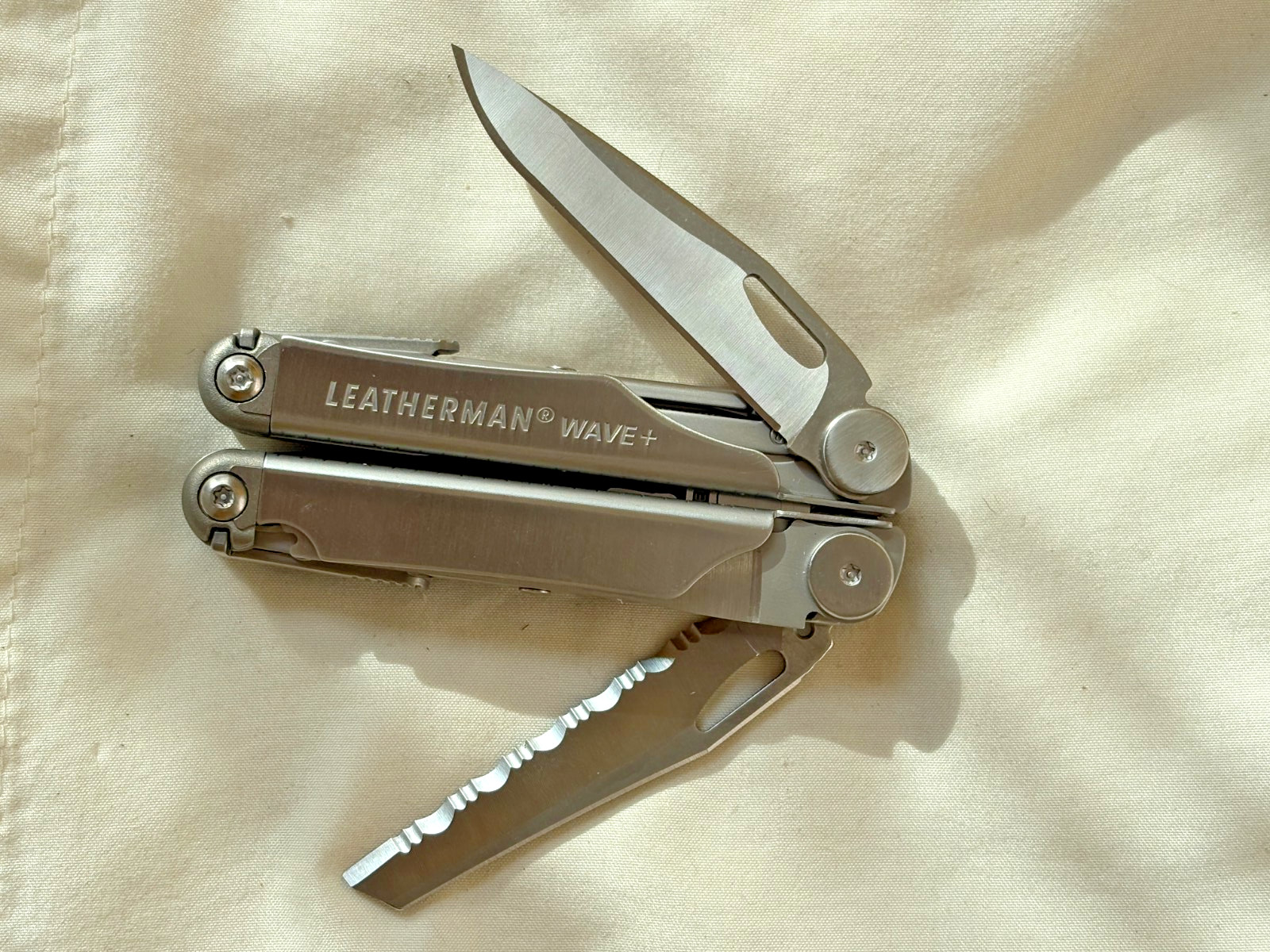 Leatherman Wave Multi-Tool Pliers Pocket Knife w/ Sheath, mint