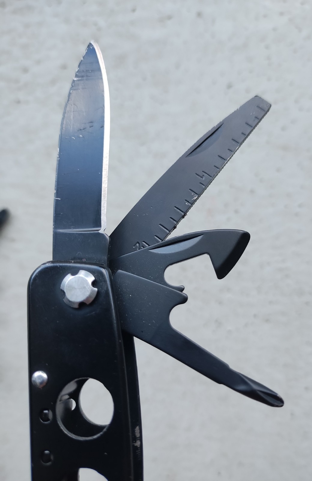SMITH & WESSON S&W 16 FUNCTION MULTI-TOOL BLACK, EXCELLENT CONDITION, LOT OF 2