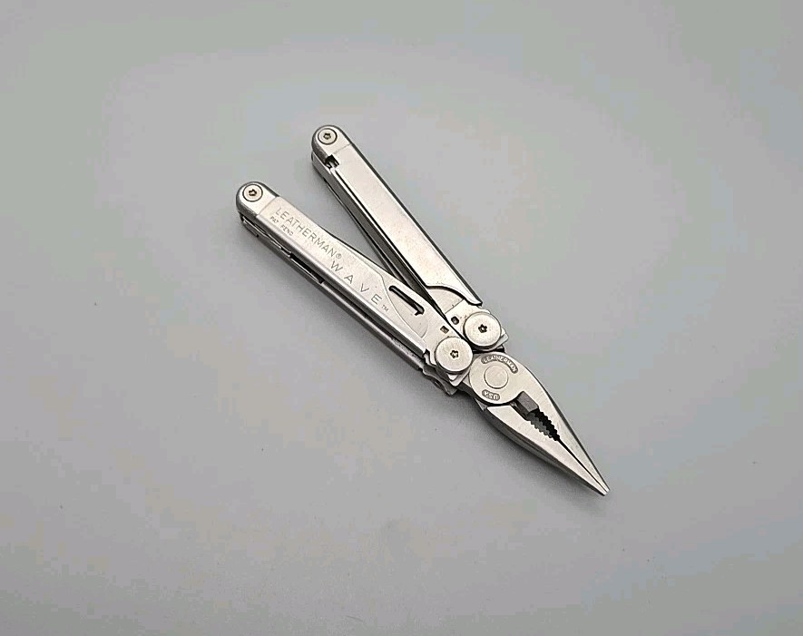 Leatherman Wave Multi Tool dated 0401 – Pliers, File, Saw, Knife Screwdrivers