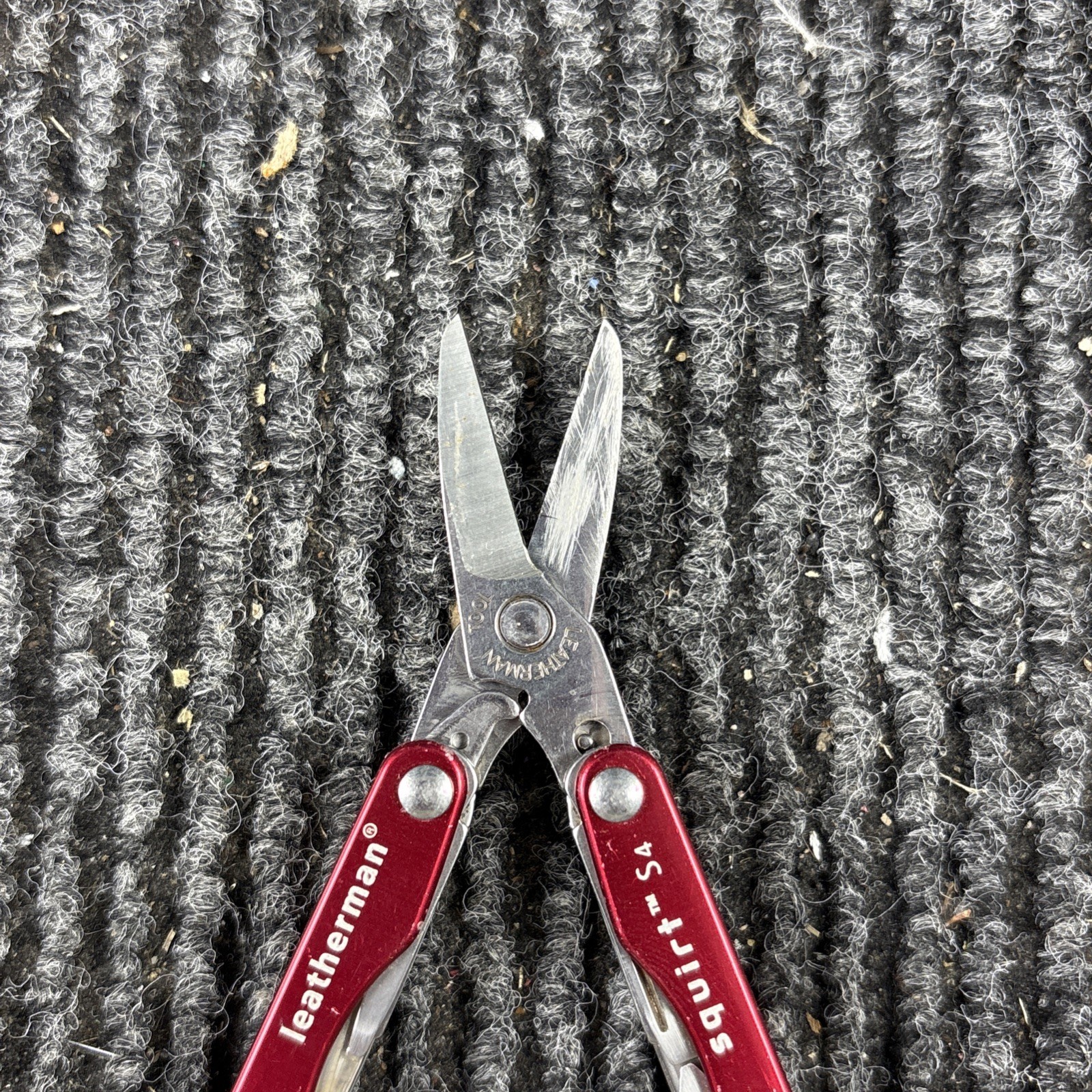 Leatherman Squirt S4 Stainless Steel Multitool Keychain – Red (187)