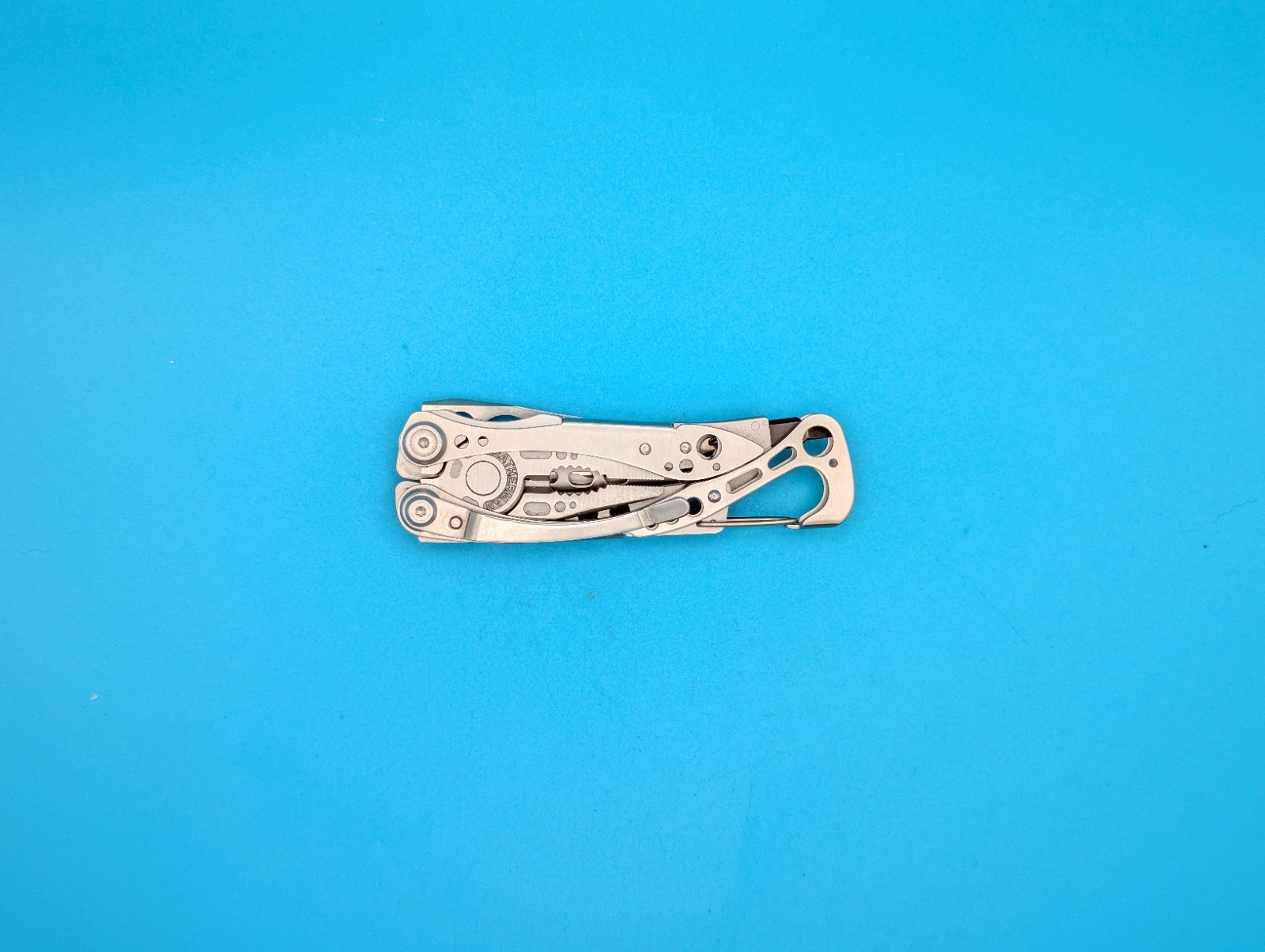 LEATHERMAN Skeletool Multi Tool – Combo Edge Blade Knife Pliers Carabiner!!!