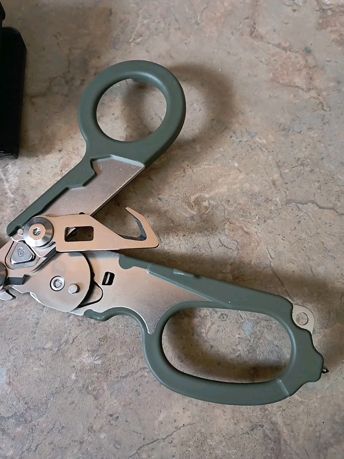 6 In 1 Trauma Shears Multi Tool Compared To Raptor Military Green Carry Case