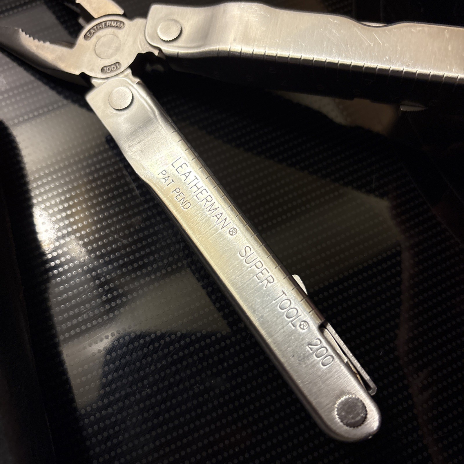 Vintage LEATHERMAN Super TOOL 200 Multi Tool! 03/04 Date Stamp! NICE with sheath
