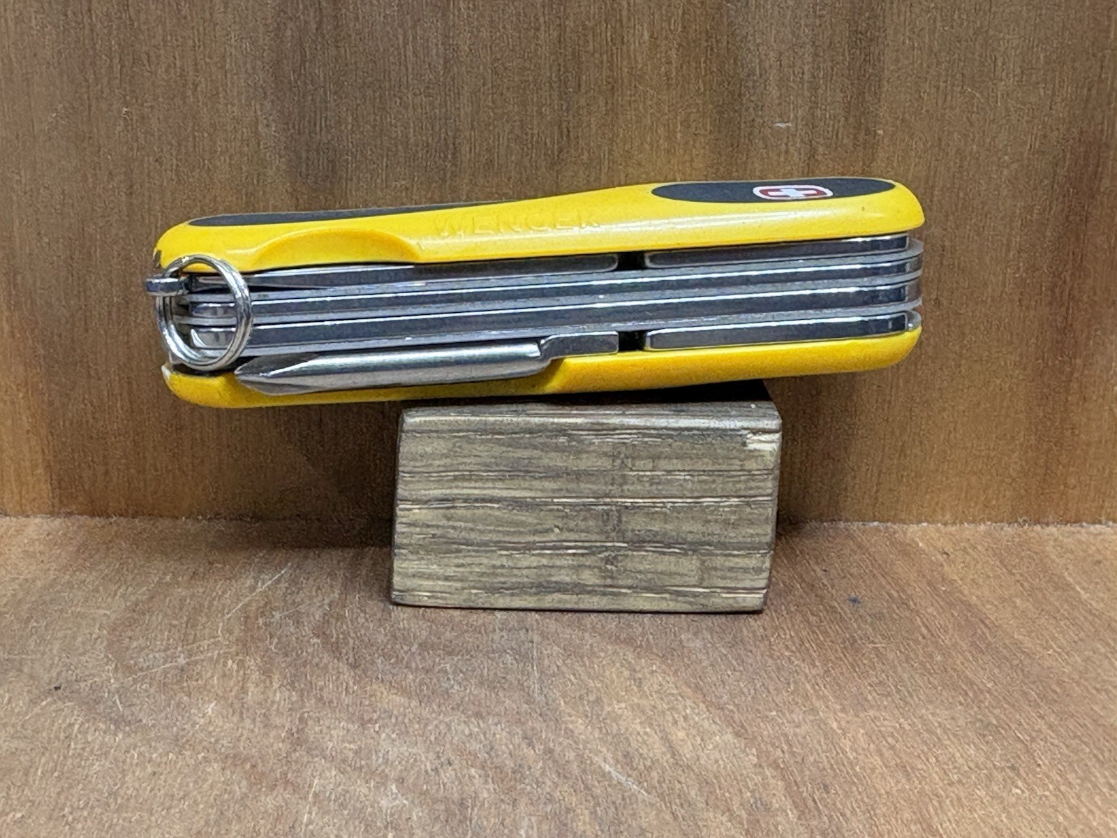 Victorinox Swiss Army Knives Evolution S18 Grip Yellow / Black NEAR MINT!