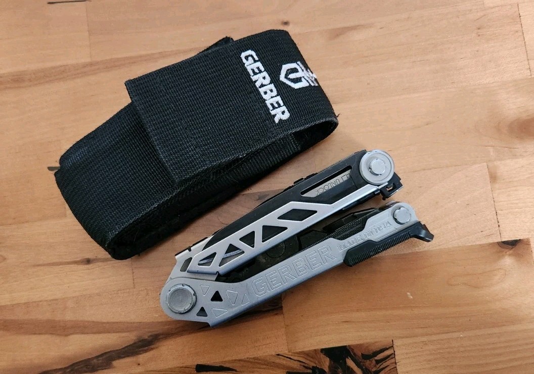 Gerber Center Drive Silver Multi-Plier 8 Tool w/ Molle Sheath – Great Cond. U58