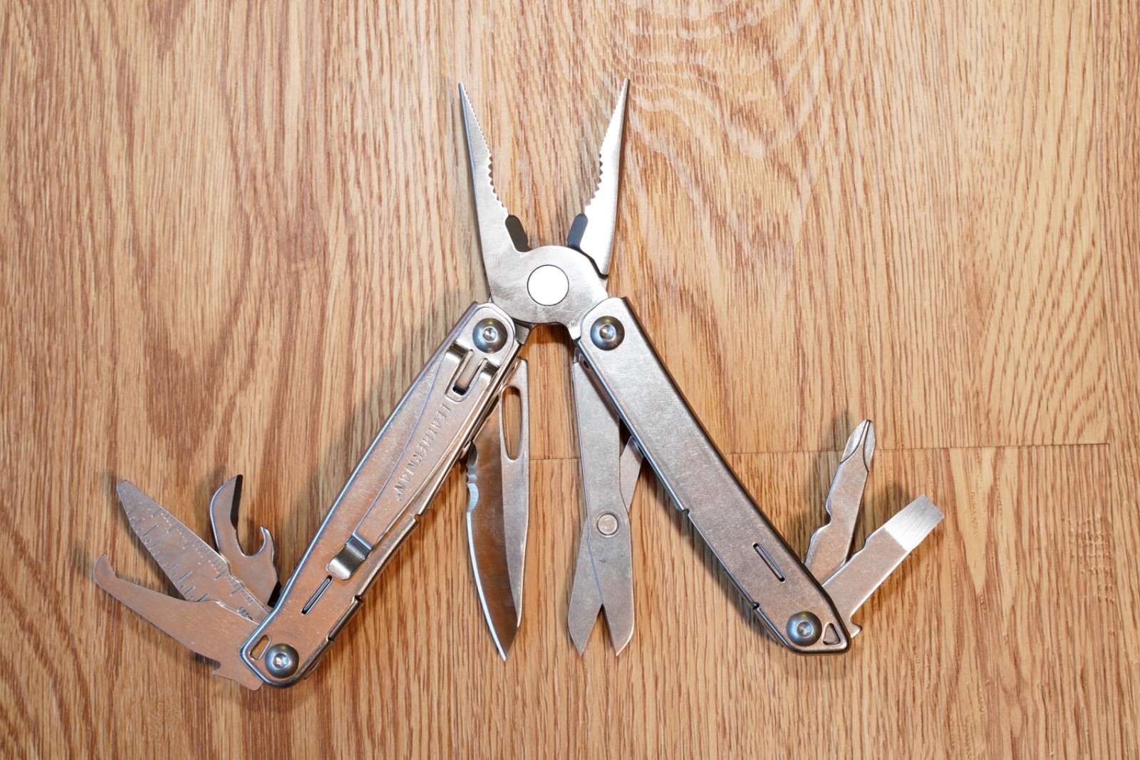Leatherman Wingman Multitool with 14 tools Needle Nose pliers, wire cutter, etc.