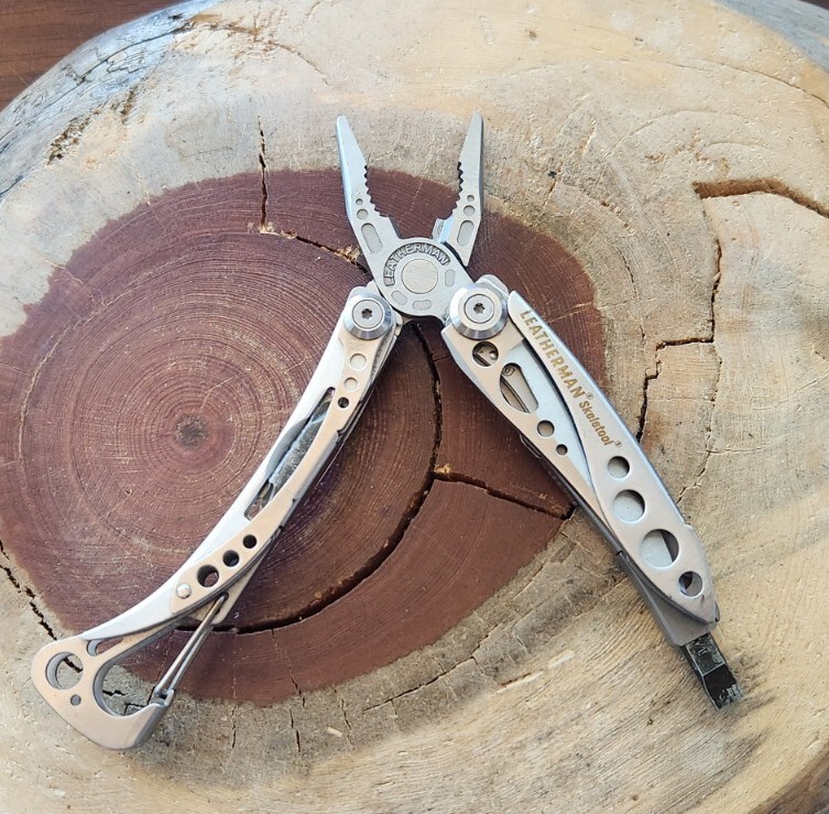 Leatherman Skeletool Multi-Tool, Pliers, Serrated Knife, Stainless – QTY 1