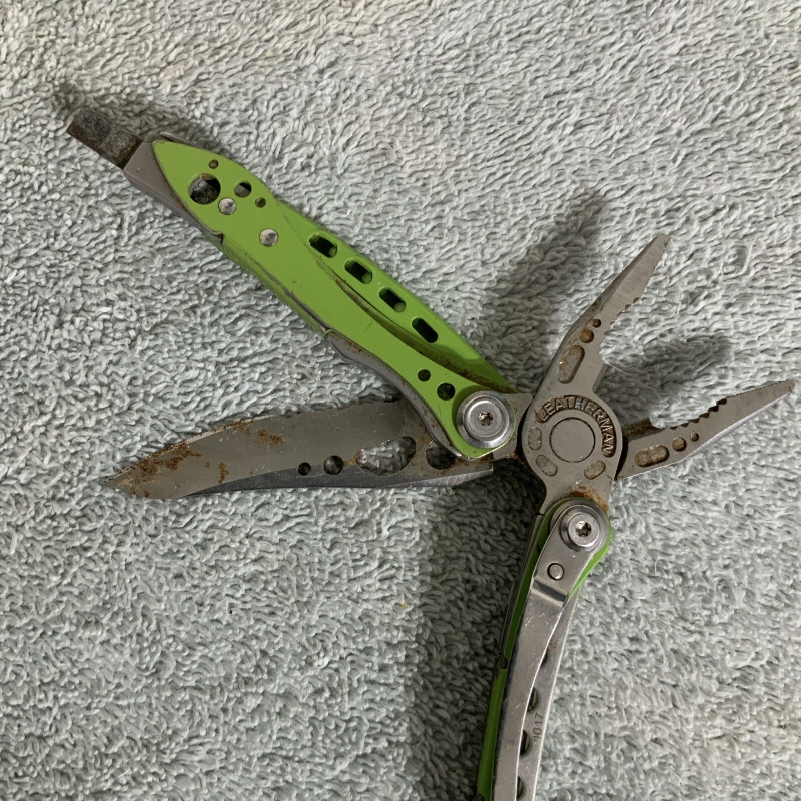 Retired Leatherman “Skeletool Lime Green” Stainless Steel Multi Tool Rust – J11