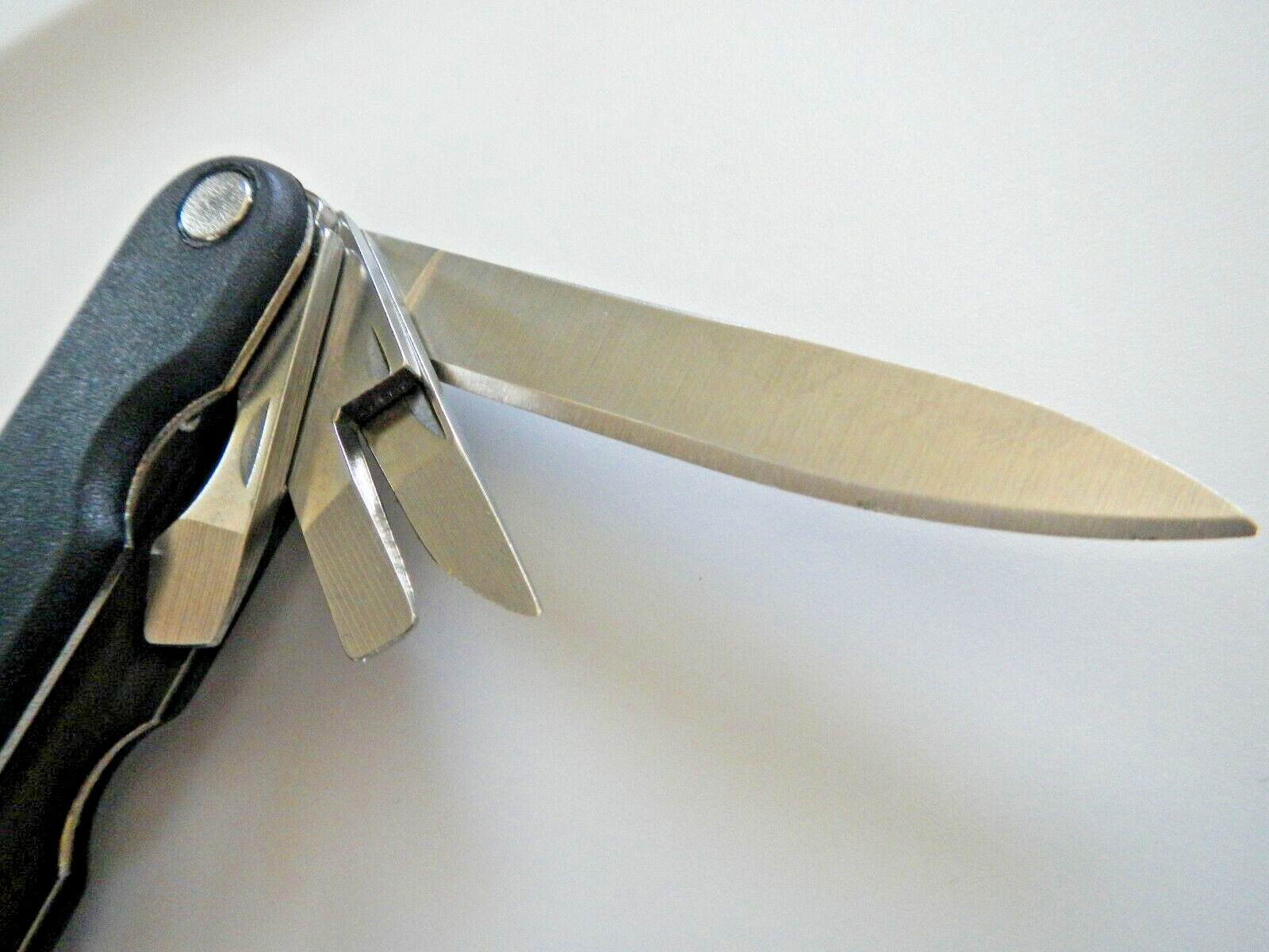 MULTI TOOL with FLASHLIGHT & CARRYING CASE – NEW – SEE PHOTOS FOR INFORMATION
