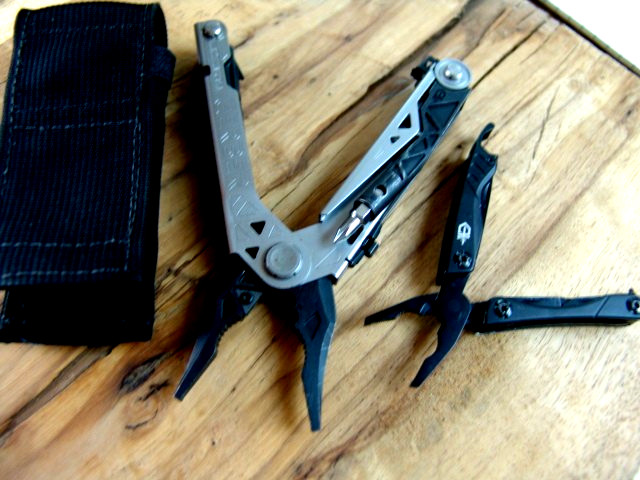 GERBER-CENTER DRIVE-MULTI PLIER-w/GERBER DIME-GERBER CASE-STAINLESS & BLK-EXCLNT