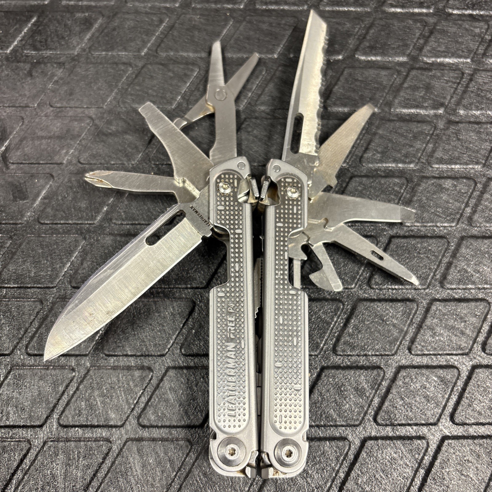 Leatherman Free P4 One Hand Opening Multi Tool Retired Rare Nice Condition