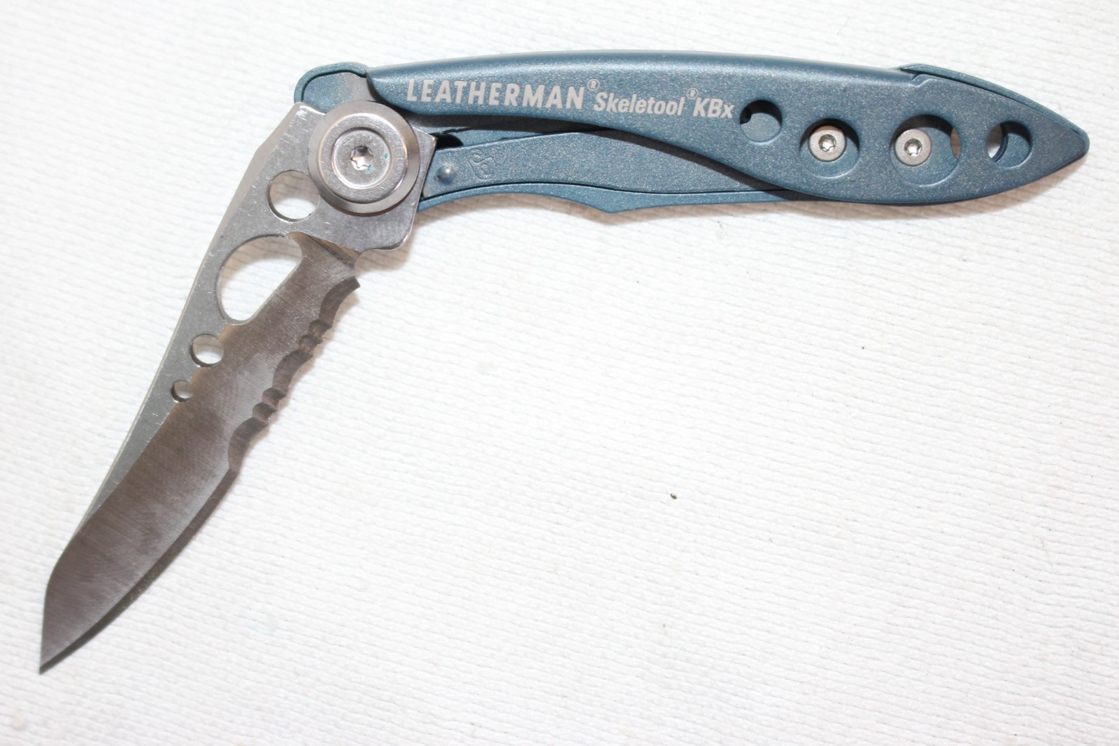 Leatherman Skeletool KBx Pocket Knife EDC Small Half-serrated, Blue, EUC!!!!