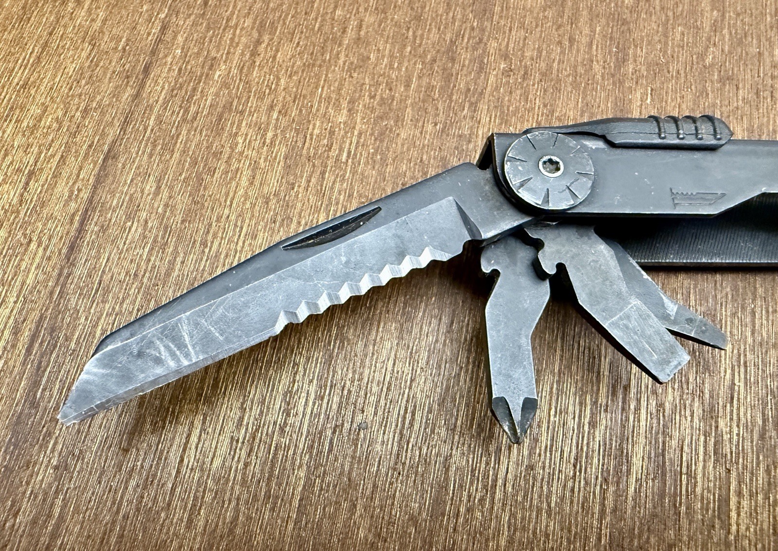Gerber Diesel Multitool w/sheath, blemishes on handles.