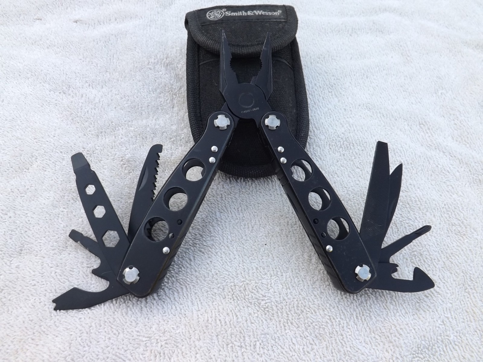 SMITH & WESSON 15 Function Multi-Tool Black LIGHTLY USED N SHEATH CASE NICE