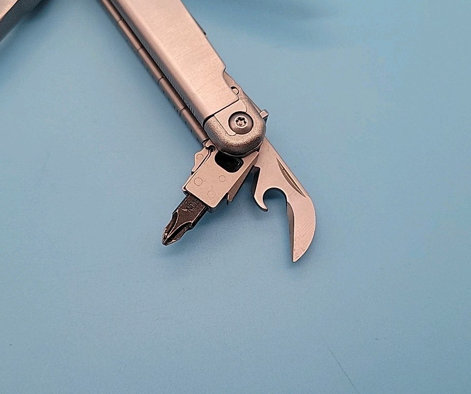 Leatherman Surge Multi-Tool w/ Sheath – Dated 1217 – Silver – Pliers, Knife