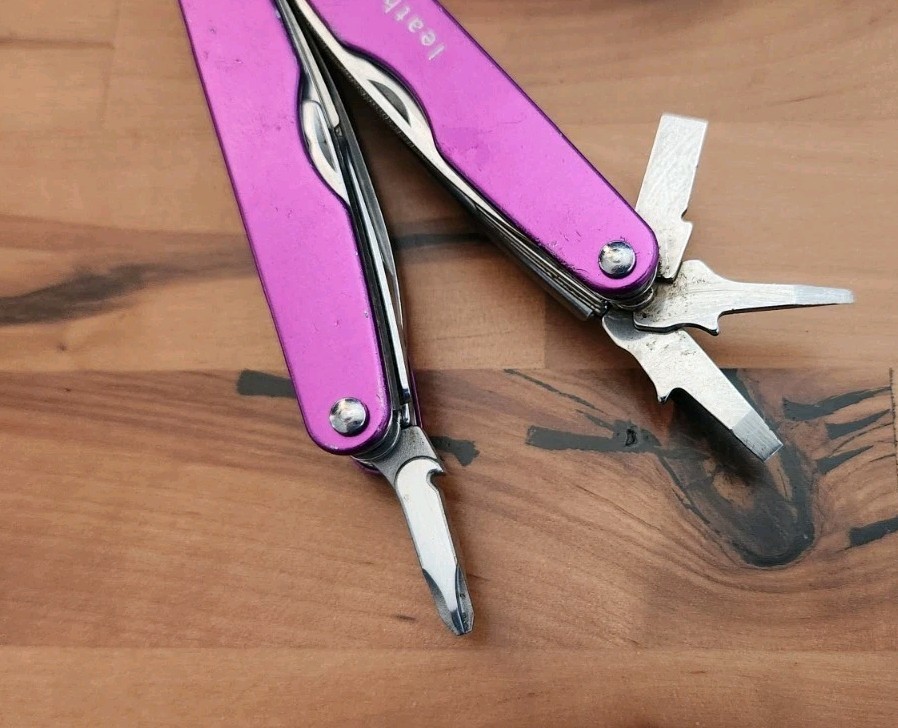 RARE Leatherman Juice XE6 Purple Thunder Pliers Multitool- Great Condition U8