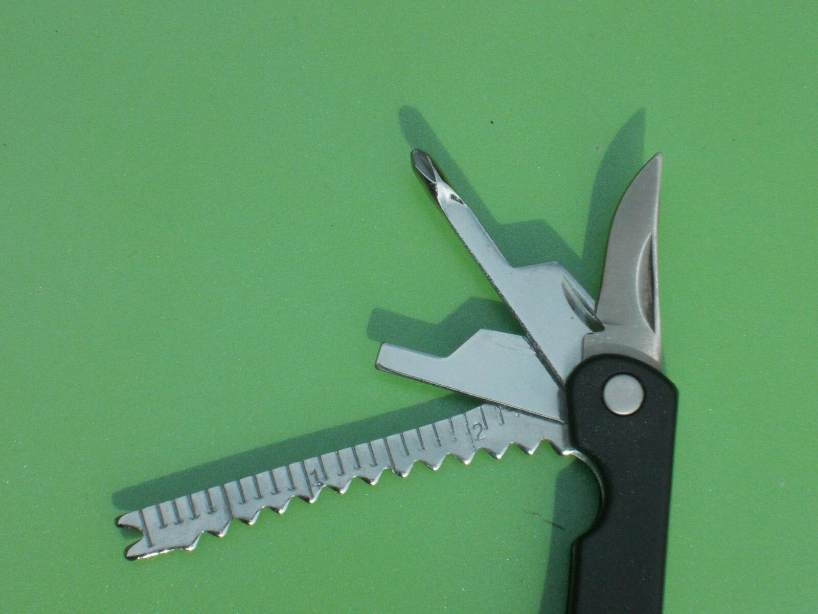HANDYMAN CLUB OF AMERICA FOLDING KNIFE 9 MULTI TOOL PLIERS WIRE STRIPPERS SAW