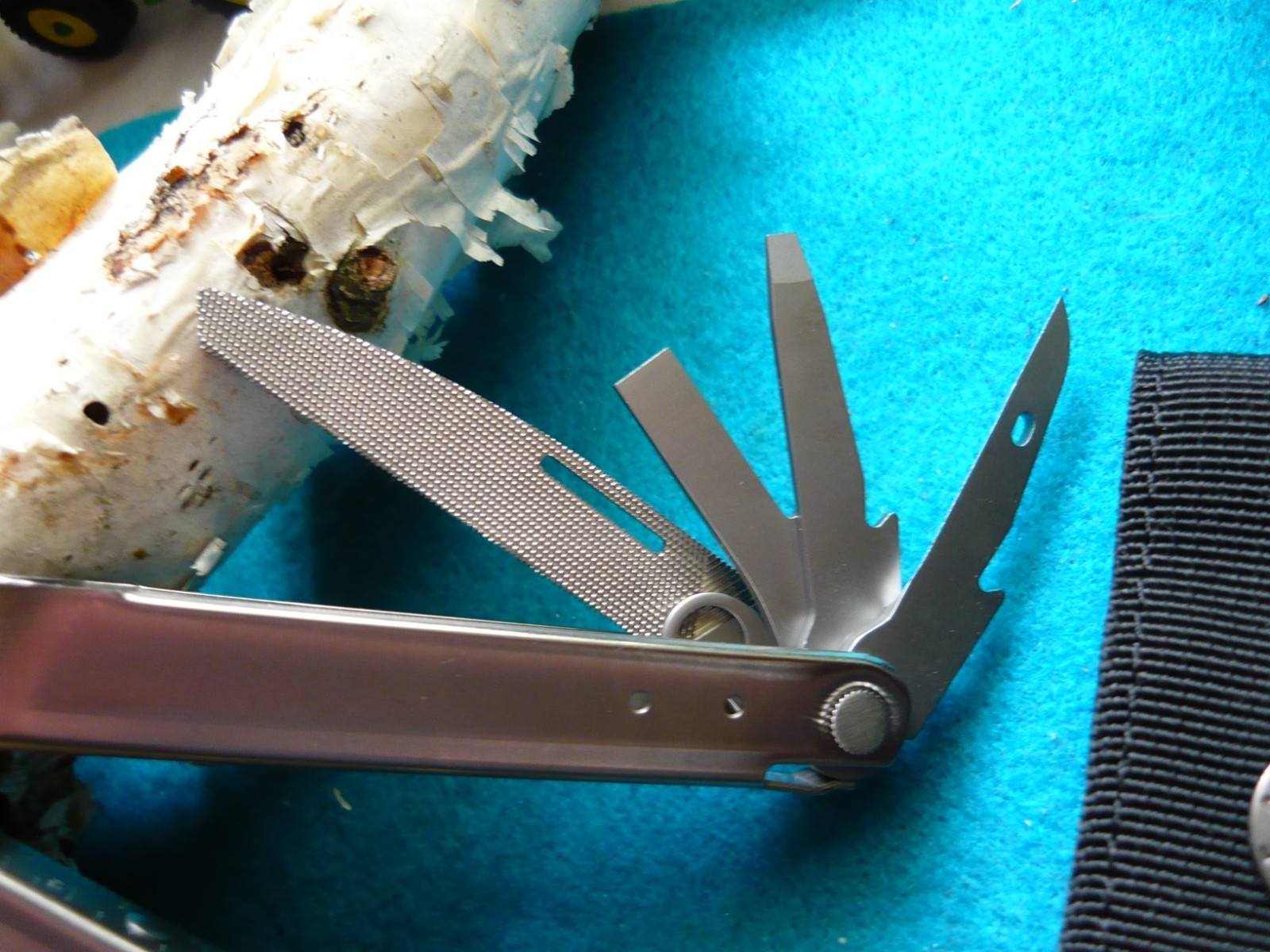 NEW Leatherman 832935 BOND Multi-Tool 14 Tools Stainless Steel With Nylon Sheath