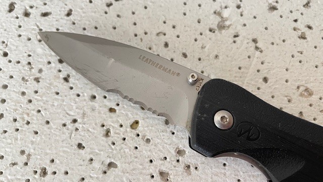 Leatherman Knife C33LX Combo Blade Folding Pocket Knife Linerlock Black Handle –