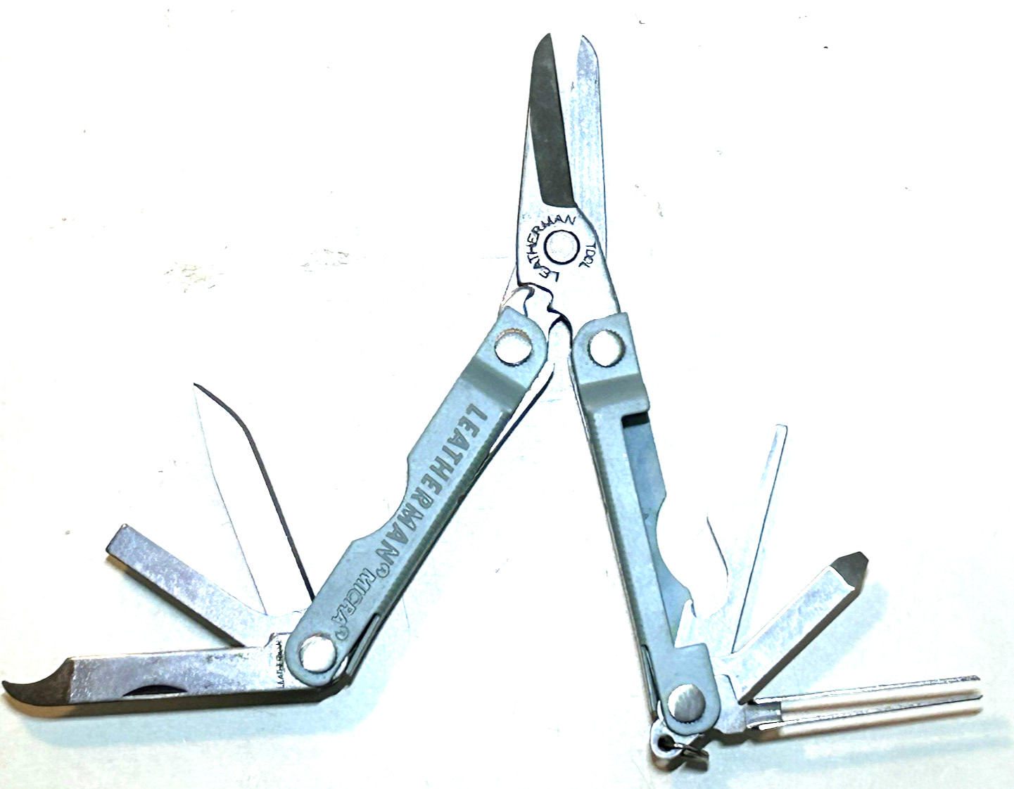 LEATHERMAN Micra Keychain Multi-tool w Grooming Tools Pliers Cherry/Artic Blue