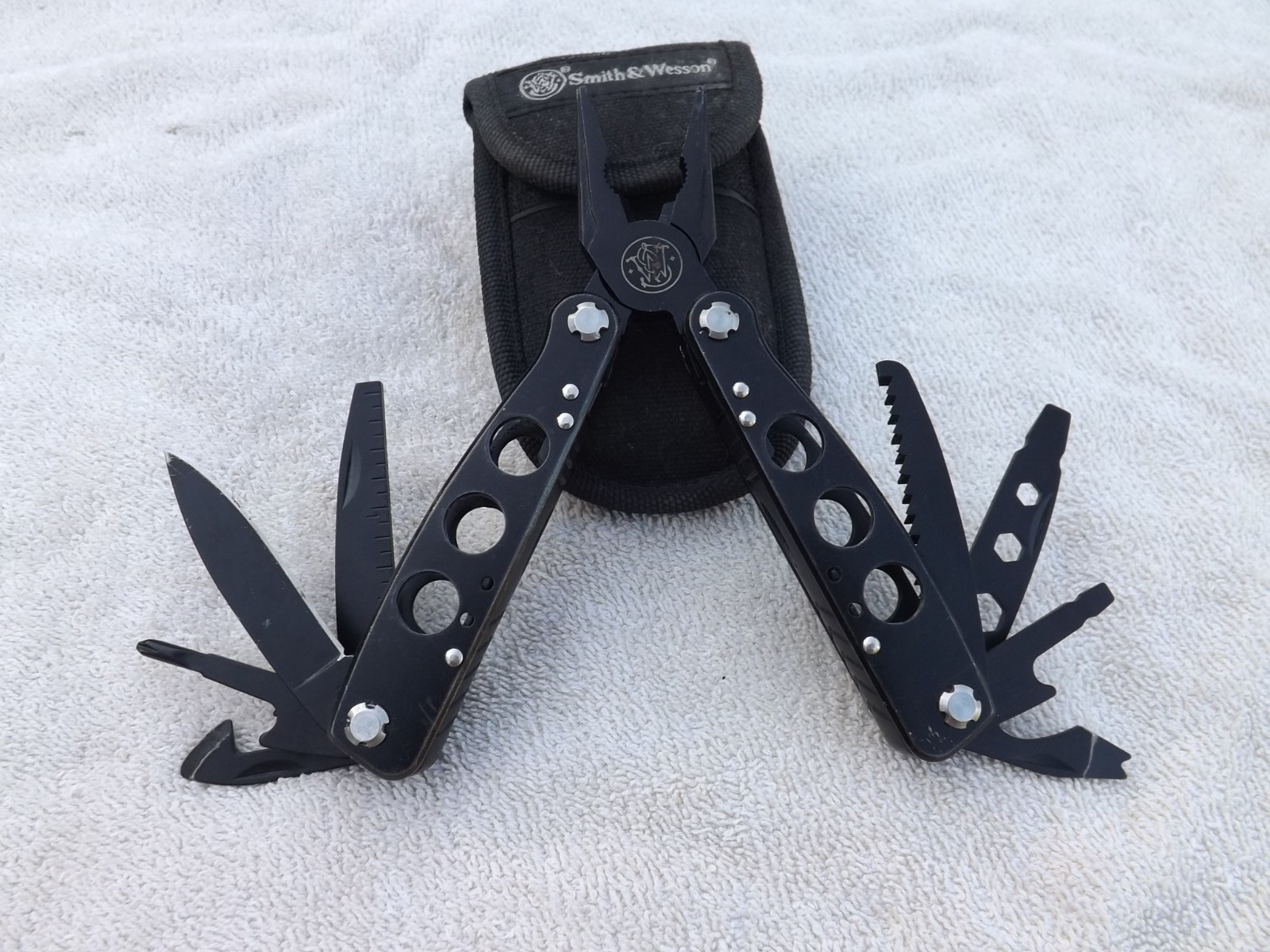 SMITH & WESSON 15 Function Multi-Tool Black LIGHTLY USED N SHEATH CASE NICE