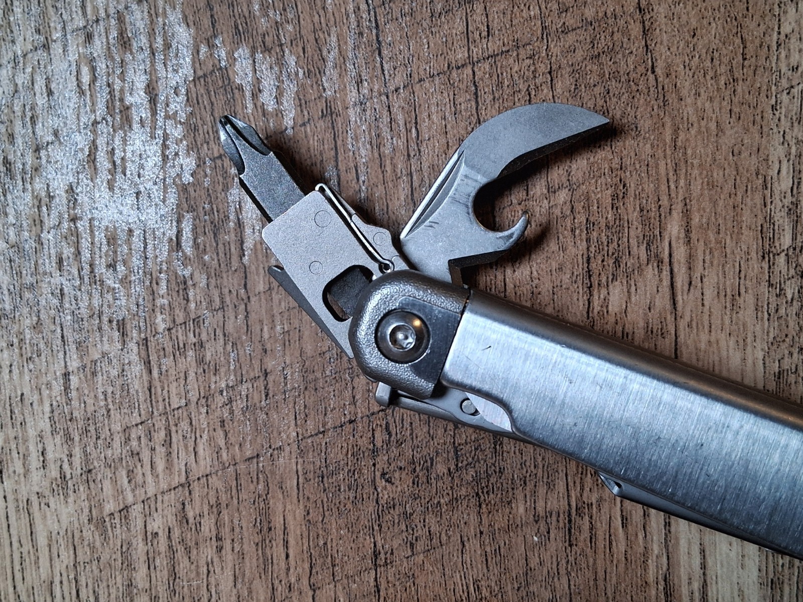 Leatherman Surge Multi-Tool Stainless Steel – Near Mint