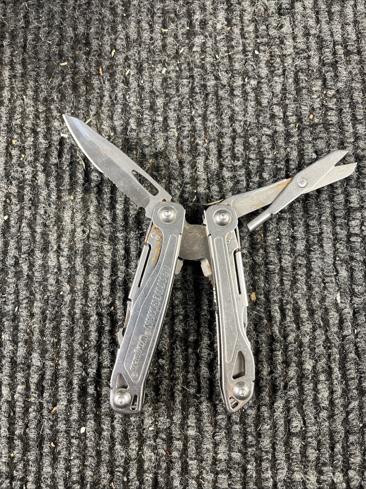 Leatherman Wingman Multitool with 14 tools Needle Nose pliers, wire cutter (039)