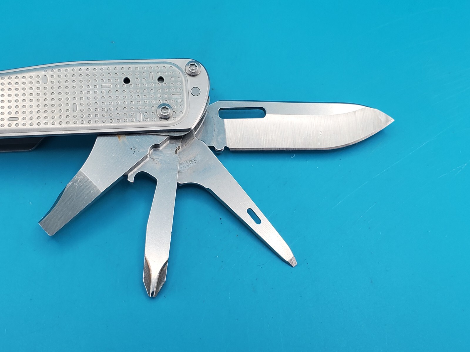 Leatherman FREE T2 Pocket Knife Multi-tool! *SCOBY BROS*