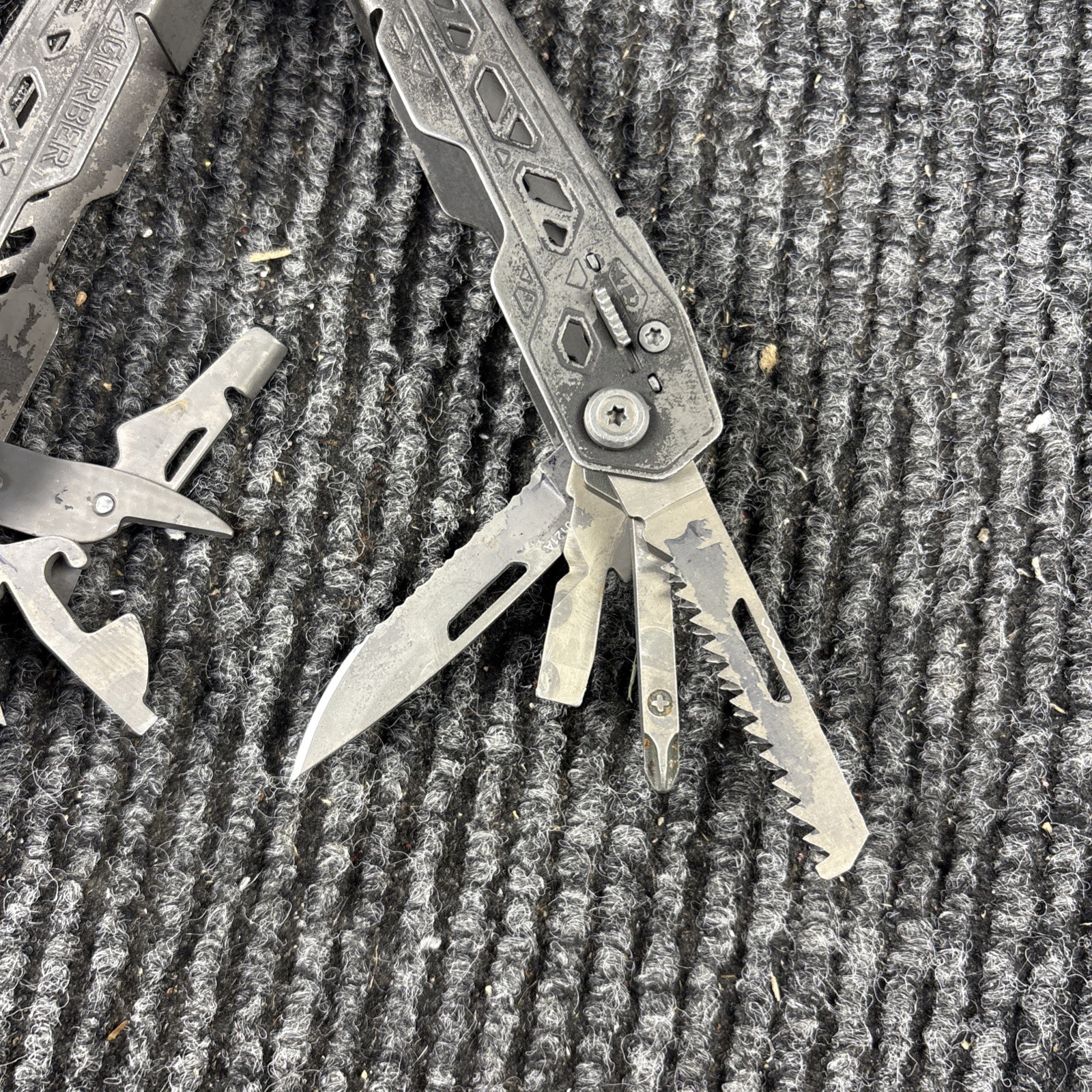 One Gerber Truss 17-in-1 Pliers Multi Tool TSA – Gray (015)