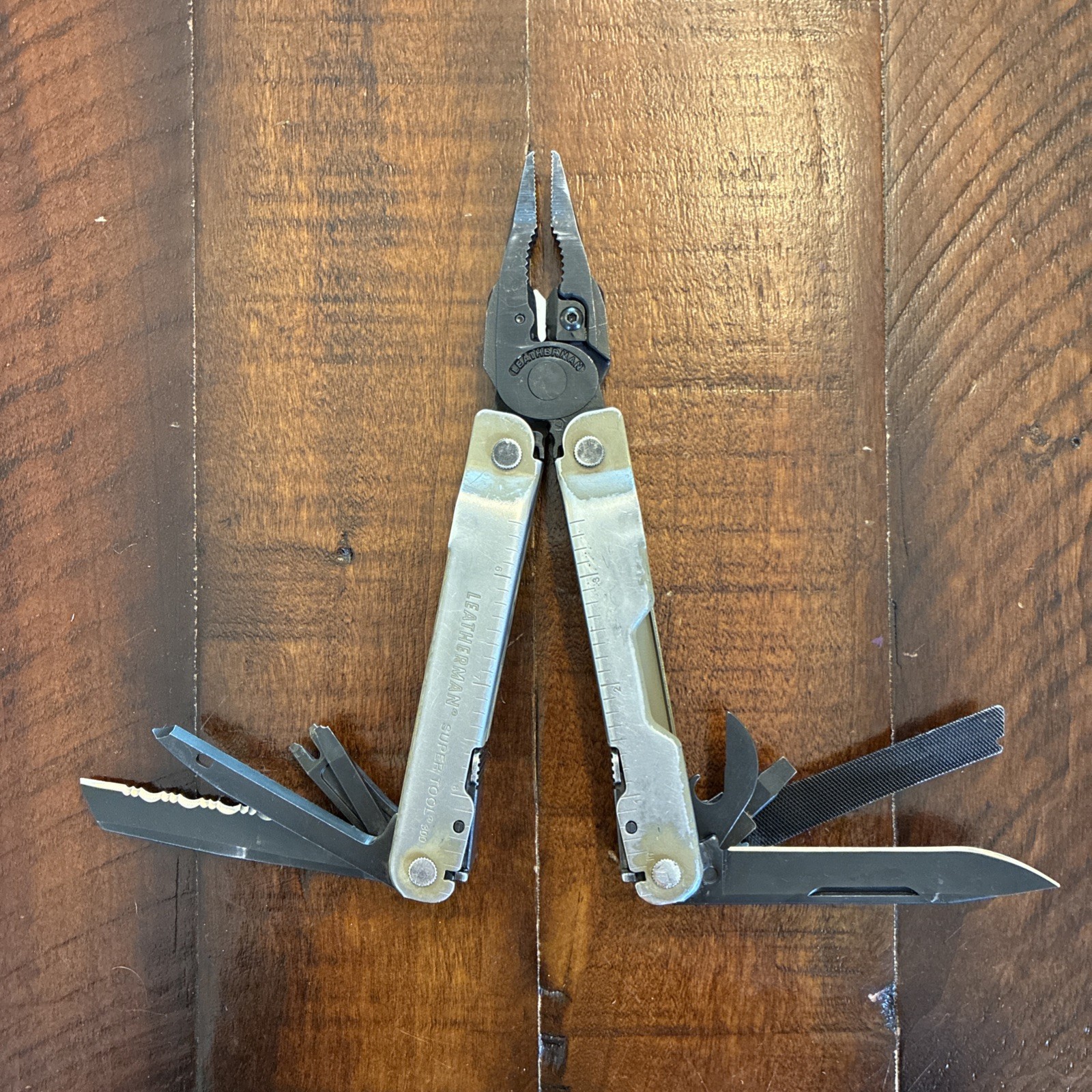 Leatherman Super Tool 300 Multitool Desert Tan / Oxide – Very Good