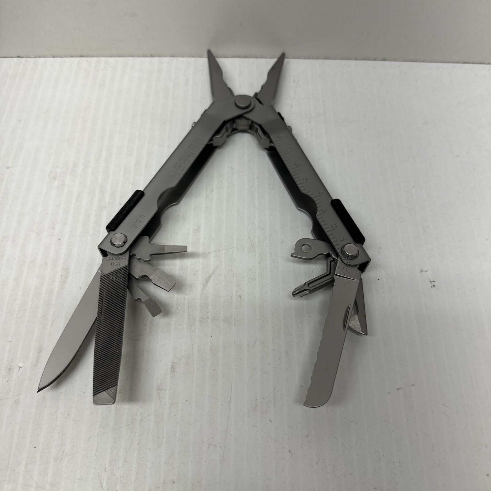 Gerber MP600 Multitool Multi-Plier w/ Sheath Silver Pliers Knife Drivers USA