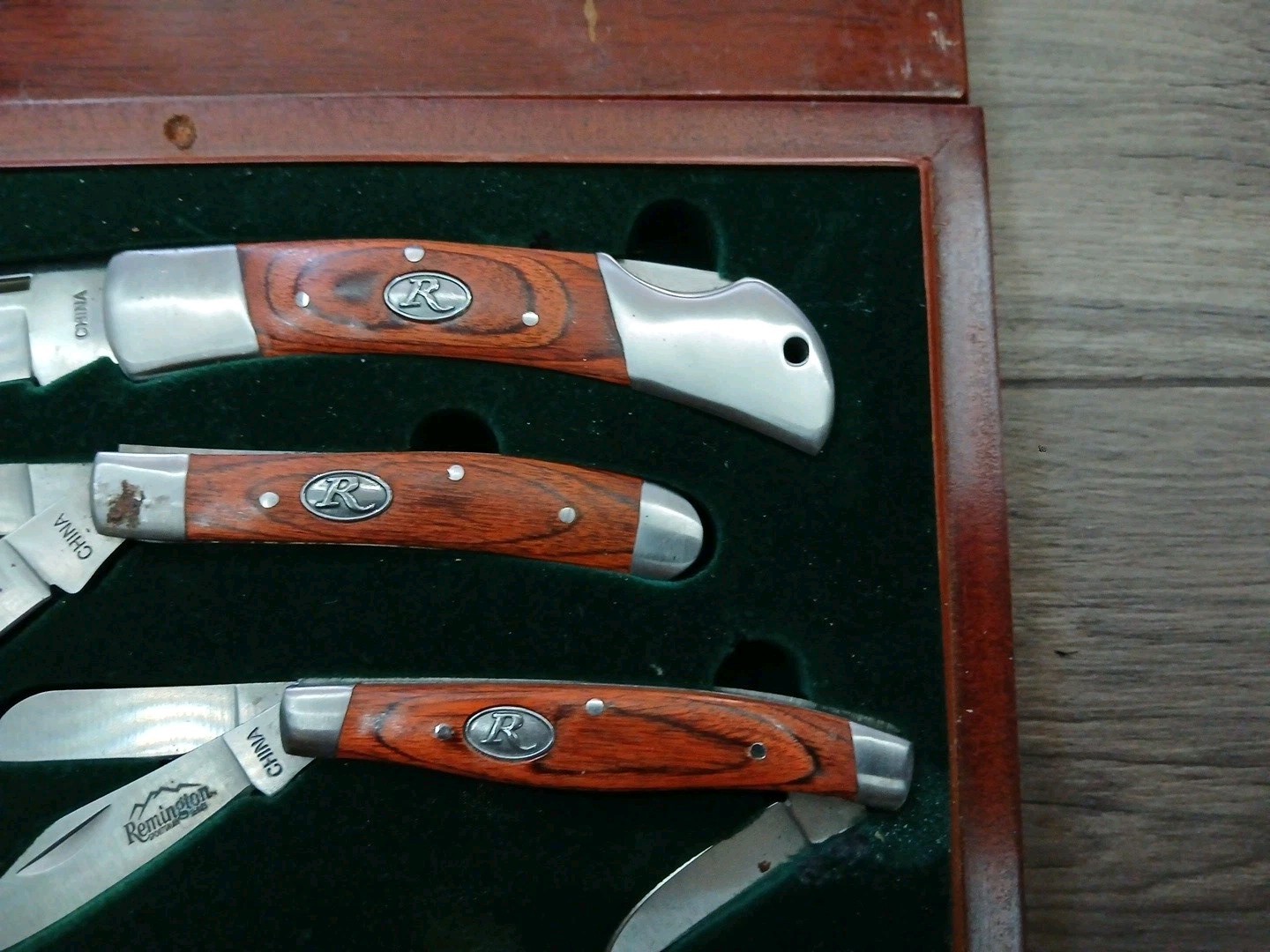 Remington – 3 Piece Folding Wood Handle Pocket Knife Set – In Case – Please READ