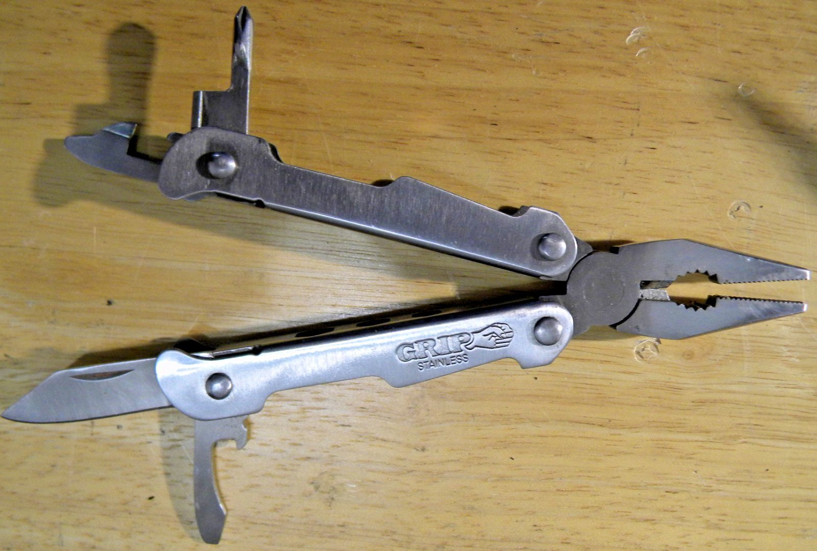 GRIP Multi-Tool Pliers, Knife, Bottle Opener, Screwdriver w/Leatherman Sheath