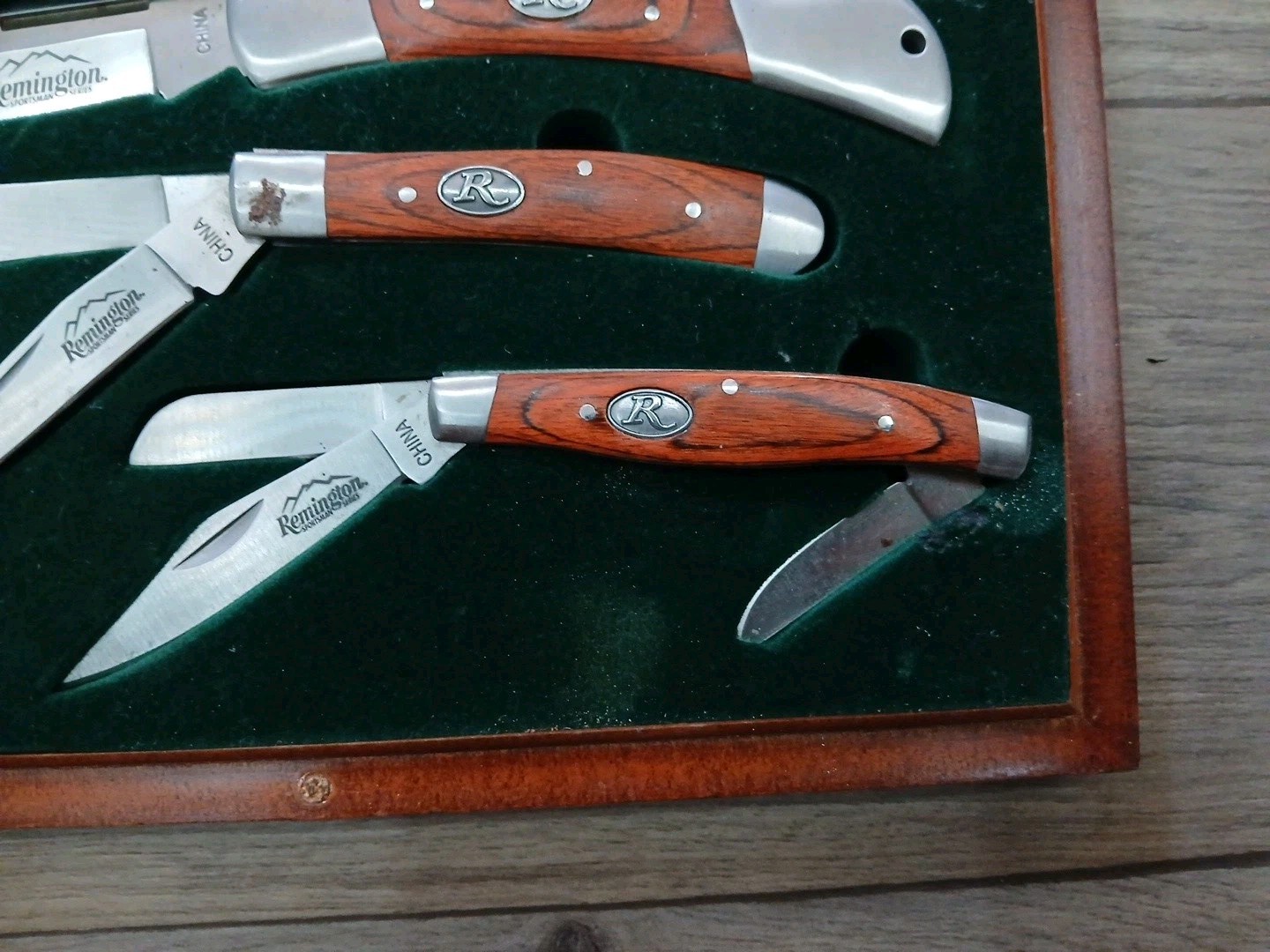Remington – 3 Piece Folding Wood Handle Pocket Knife Set – In Case – Please READ