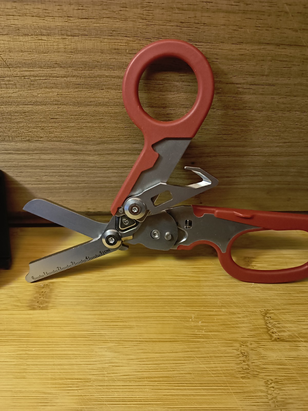 6 In 1 Trauma Shears Multi Tool Compared To Raptor Crimson Red/ Carry Case