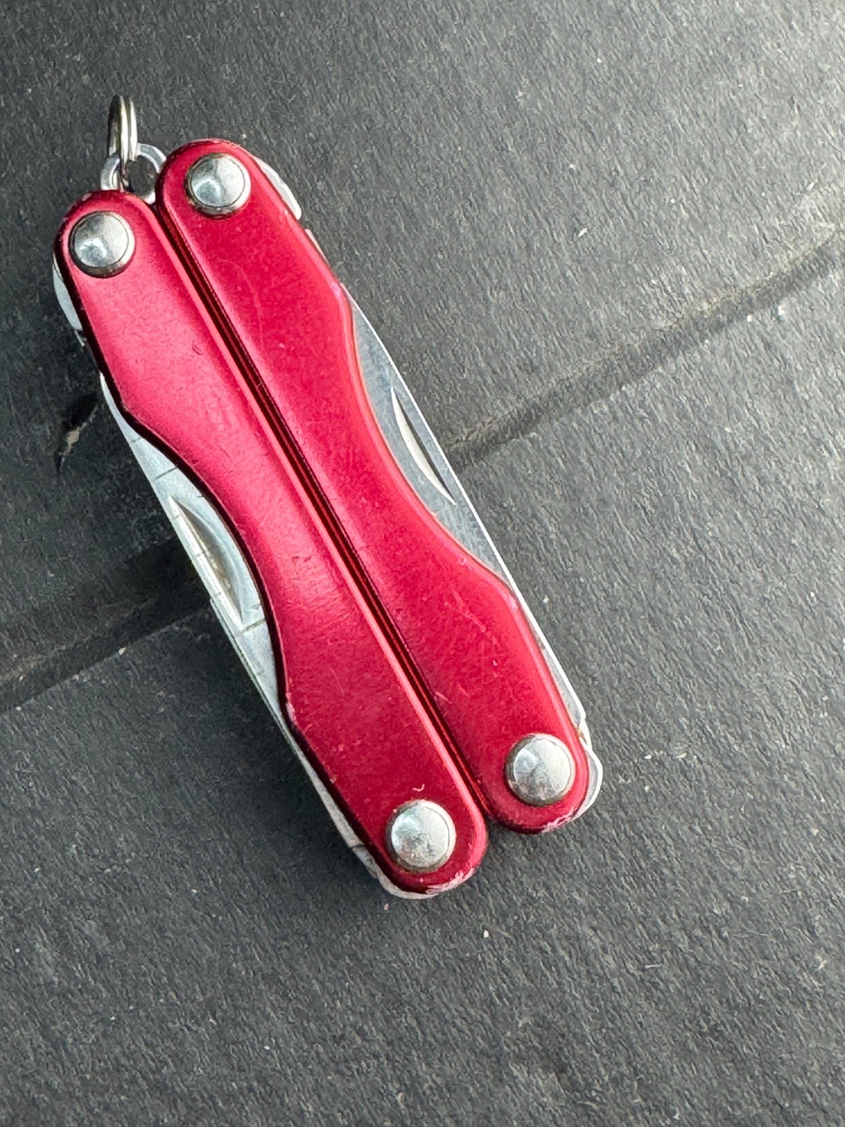 Leatherman Squirt S4 Stainless Steel Multitool Keychain – red