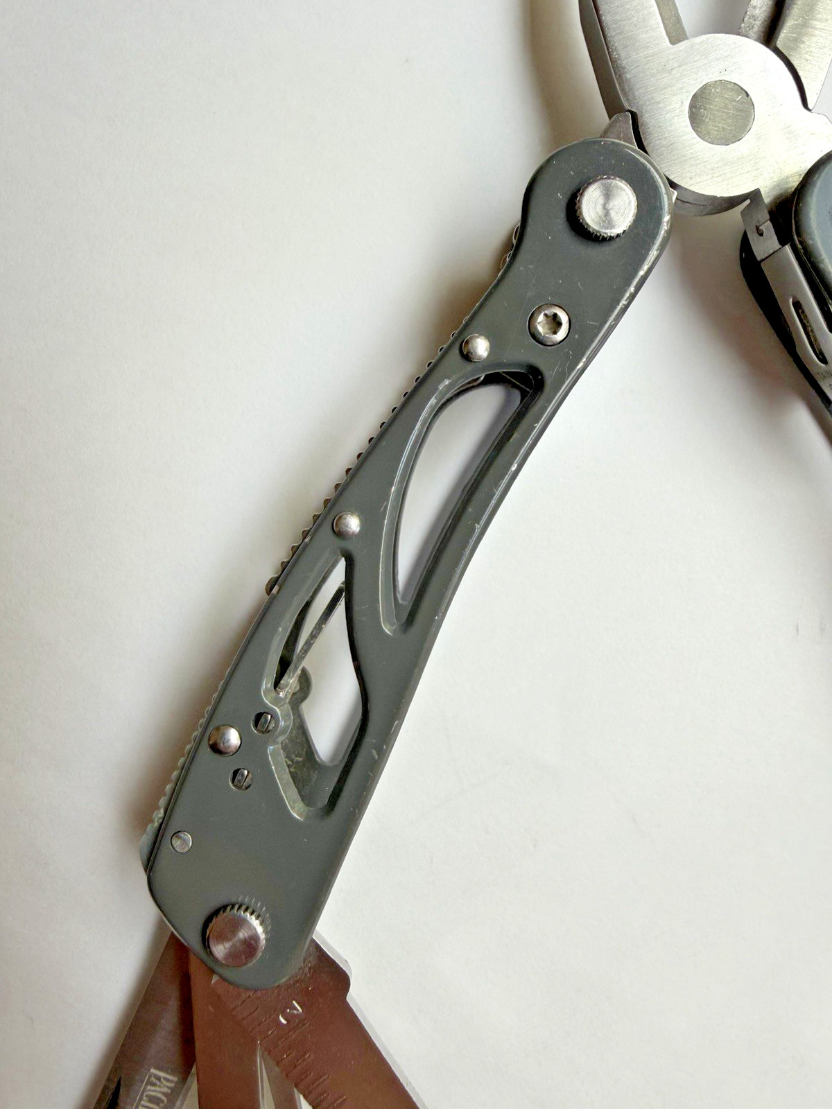 PACIFIC TRAIL Multi-Tool Pocket Knife 14-in-1 Camping Hiking Outdoors Non-Slip