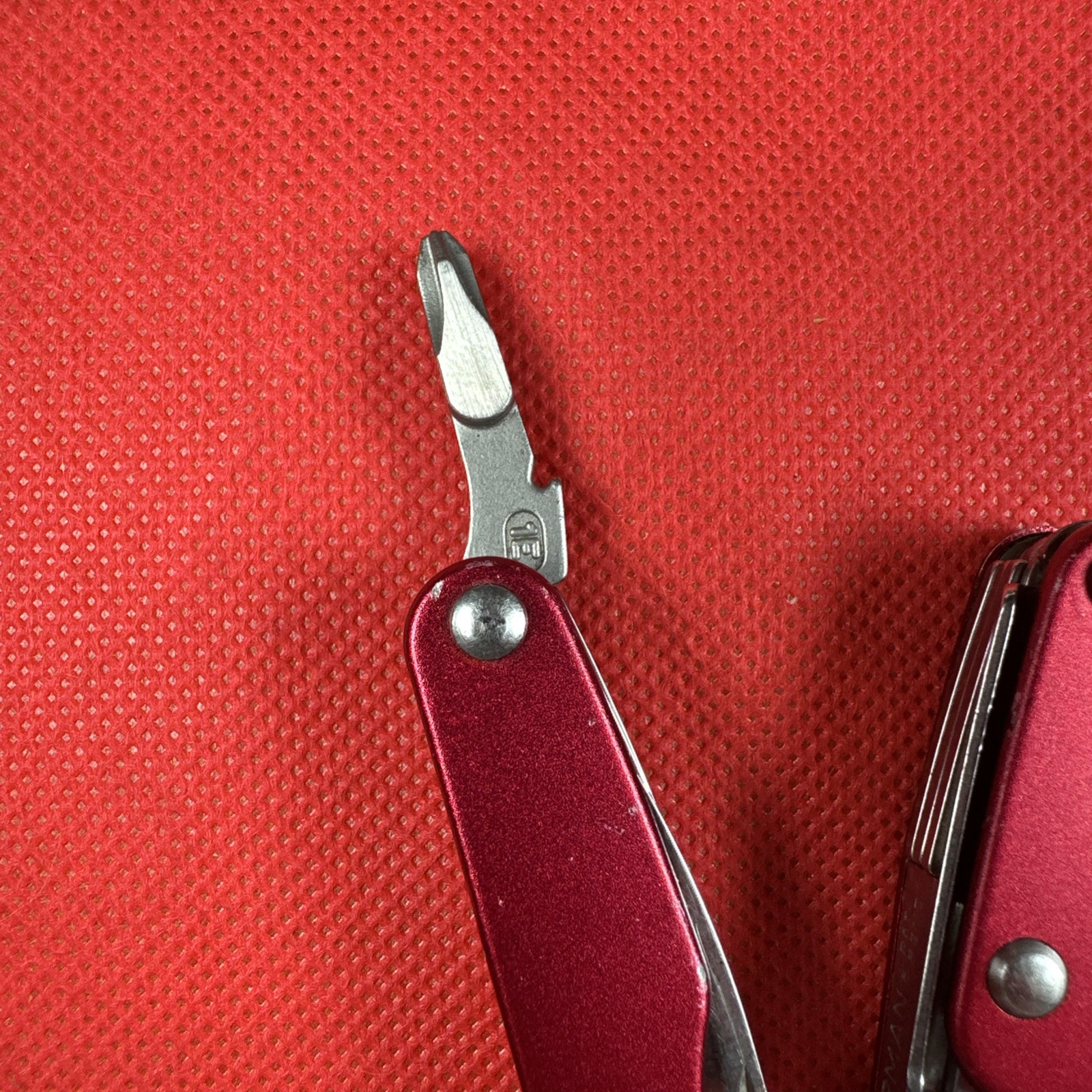 Retired Red Gen 1 Pat pending Leatherman Juice C2 Multitool + pouch.