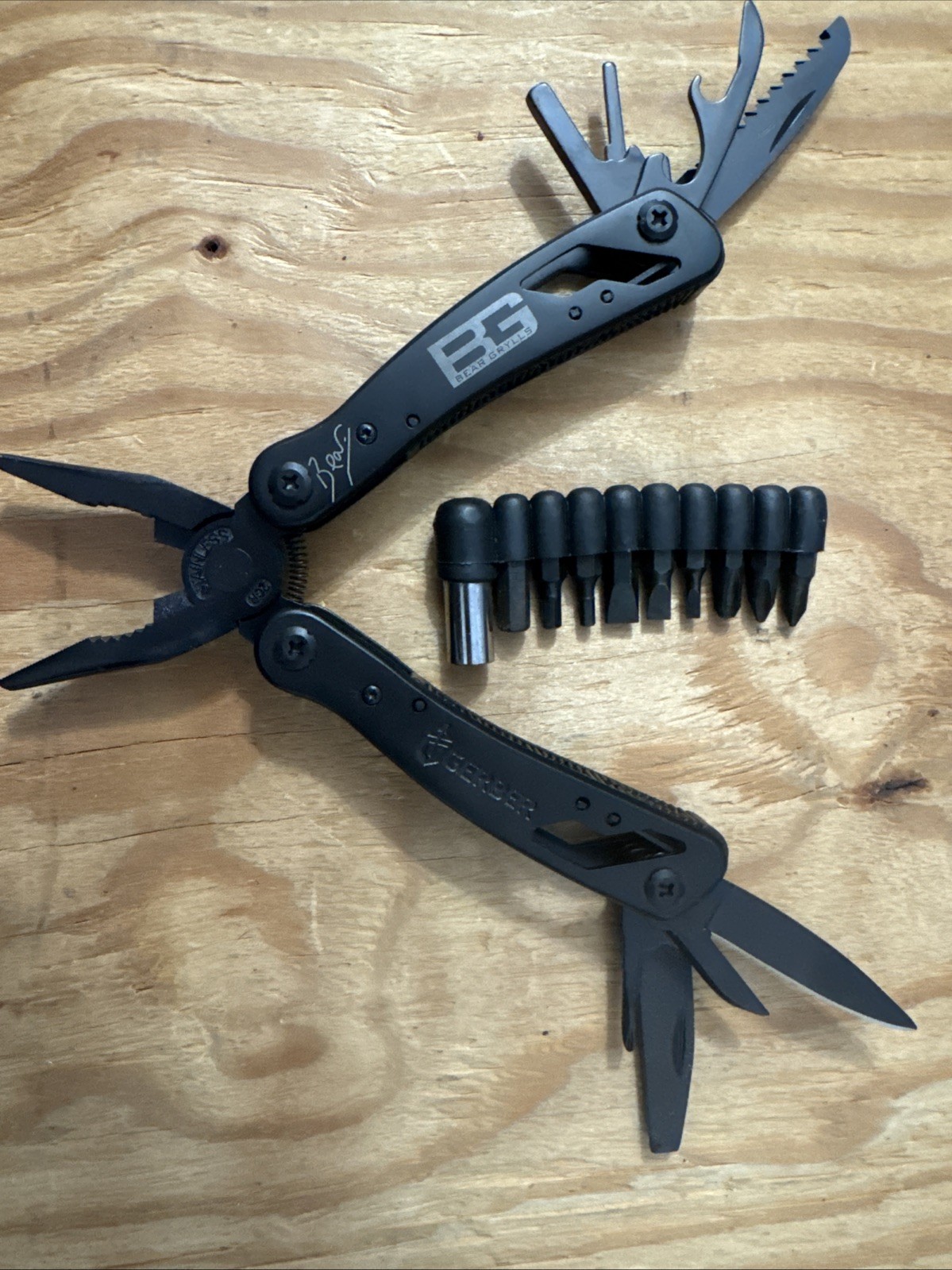 Bear Grylls Gerber Multi Tool Brand New w/ Pocket Guide