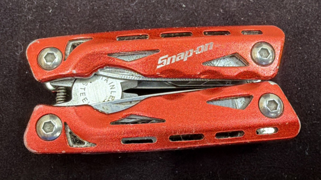 SNAP-ON Stainless Steel Red Easy Grip 9-in-1 Multi-Tool 2 3/4″