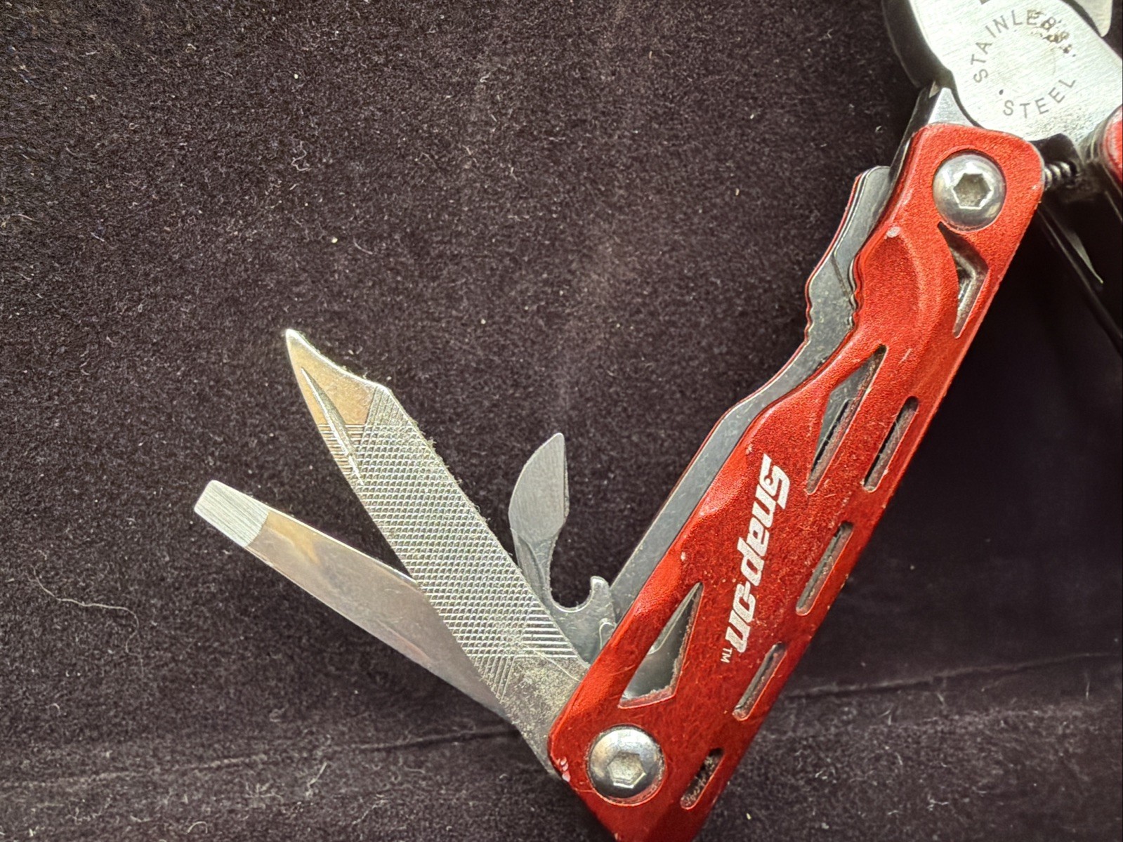 SNAP-ON Stainless Steel Red Easy Grip 9-in-1 Multi-Tool 2 3/4″