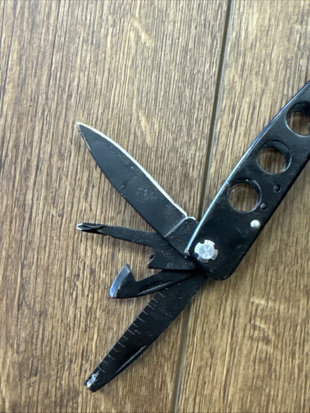 Used Smith & Wesson 16 Function Multi-Tool Black Knife