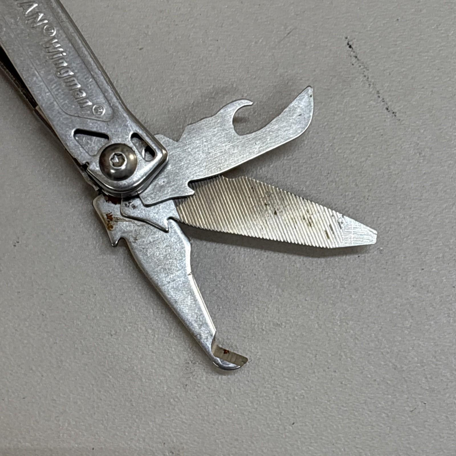 Leatherman Wingman Multitool with 14 tools Needle Nose pliers, wire cutter (037)