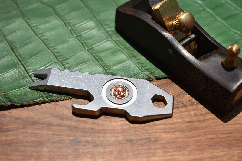1PC EDC Titanium Inlaid Skull Multi Tools Pry Bar Crowbar Wrench Opener Keychain