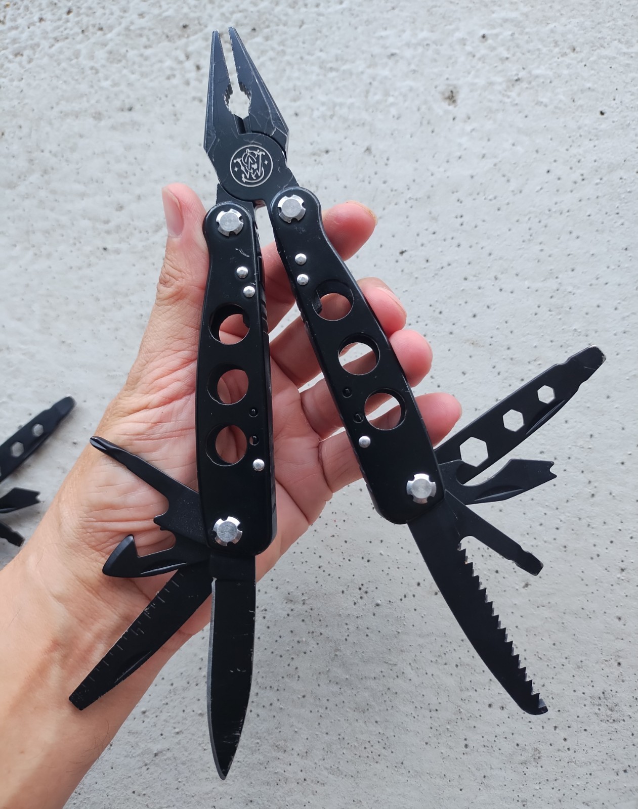 SMITH & WESSON S&W 16 FUNCTION MULTI-TOOL BLACK, EXCELLENT CONDITION, LOT OF 2