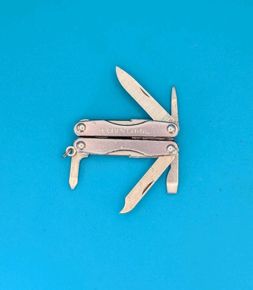 Leatherman Squirt S4 Multi-Tool, Key Ring, Retired, GRAY! *CHEN-CHENG*